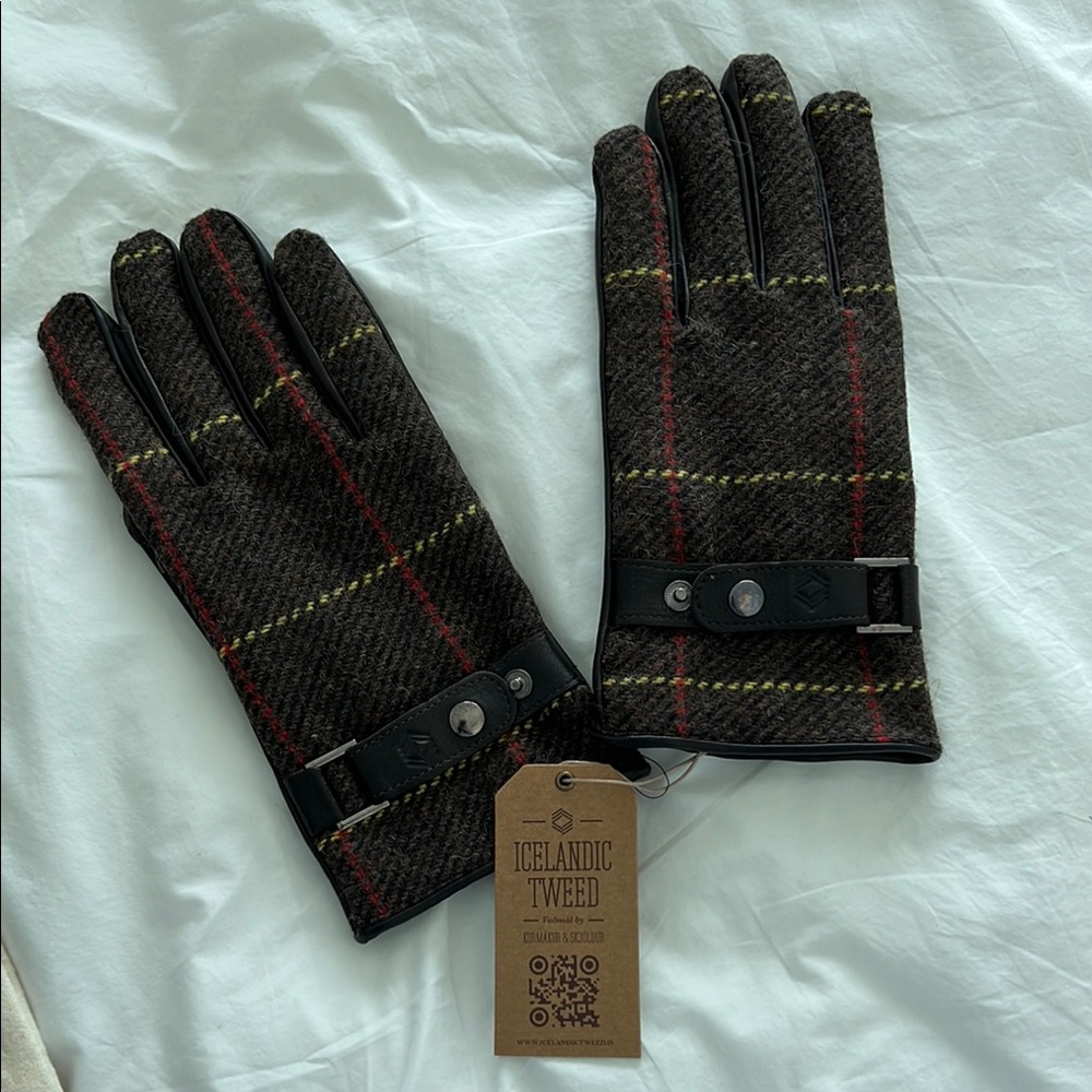 100% Icelandic Wool and Leather Chocolate Brown Gloves
